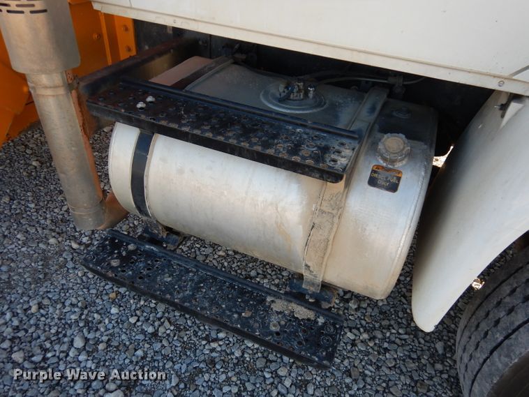 image for item DJ6922 2015 International 4400SBA  bucket truck