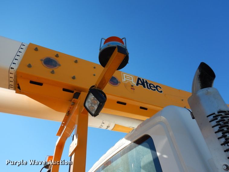 image for item DJ6922 2015 International 4400SBA  bucket truck