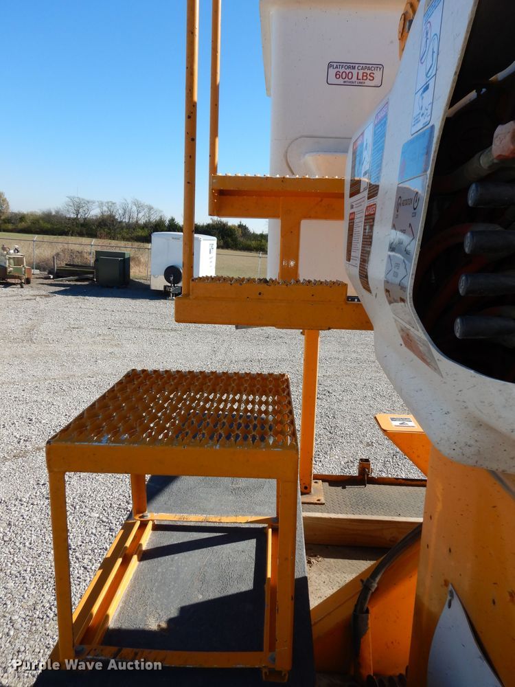 image for item DJ6922 2015 International 4400SBA  bucket truck