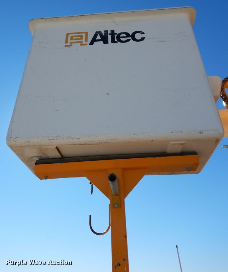 image for item DJ6922 2015 International 4400SBA  bucket truck