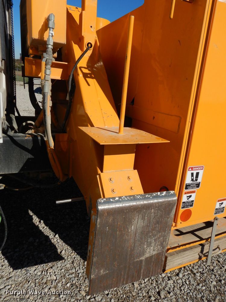 image for item DJ6922 2015 International 4400SBA  bucket truck