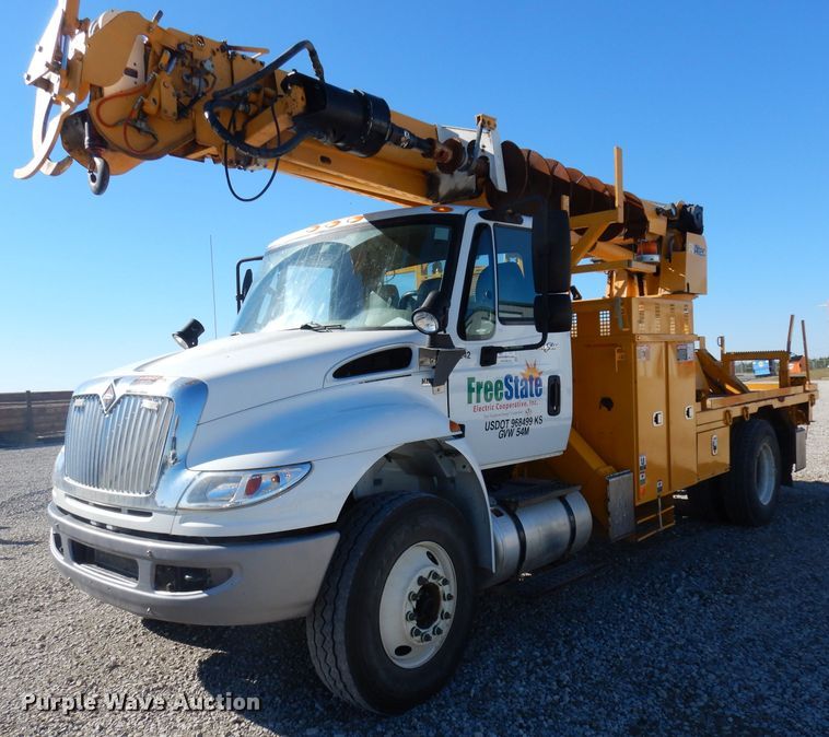 image for item DJ6947 2015 International DuraStar 4400  digger derrick truck