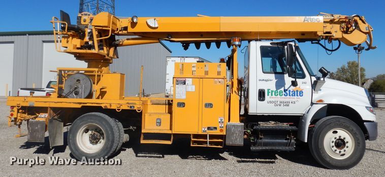 image for item DJ6947 2015 International DuraStar 4400  digger derrick truck