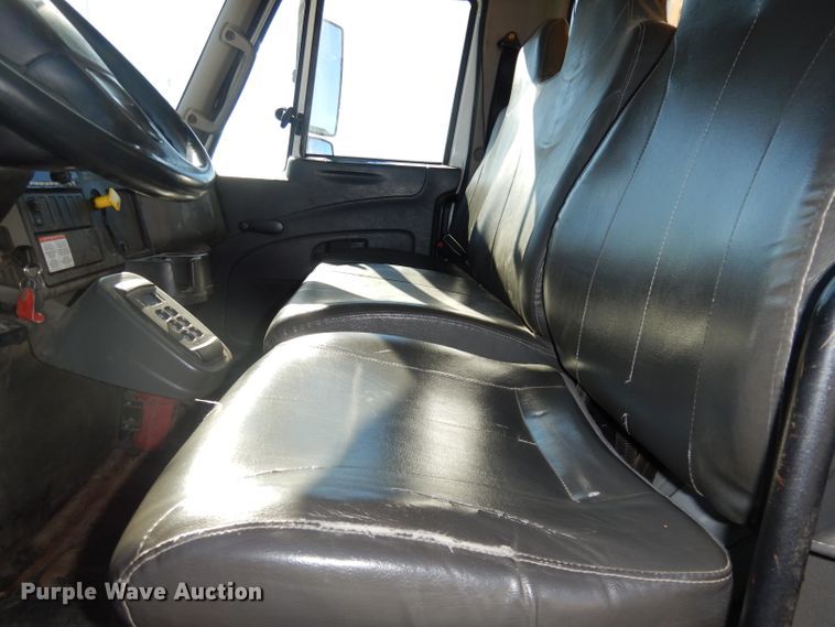 image for item DJ6947 2015 International DuraStar 4400  digger derrick truck