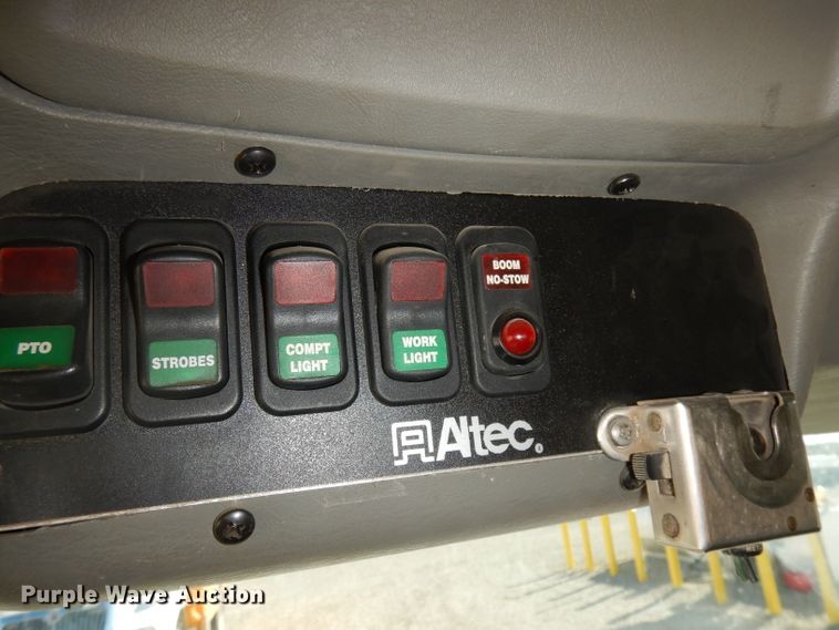 image for item DJ6947 2015 International DuraStar 4400  digger derrick truck