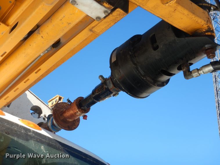 image for item DJ6947 2015 International DuraStar 4400  digger derrick truck