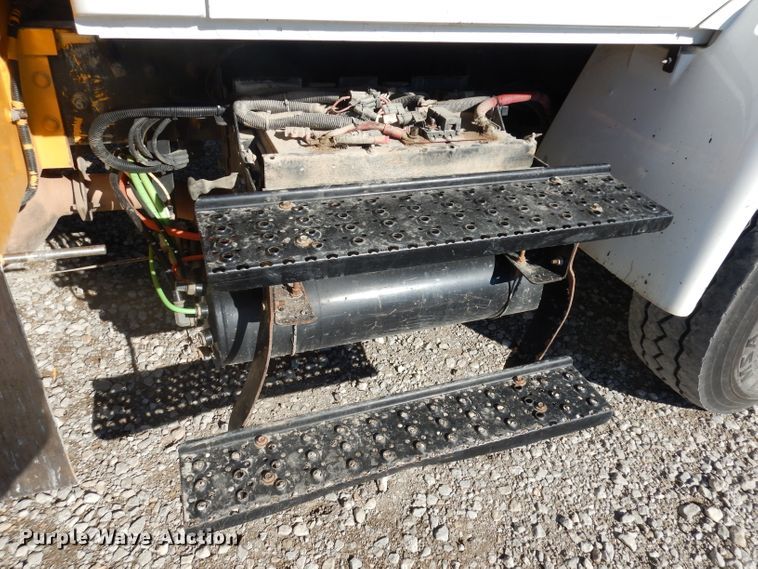 image for item DJ6947 2015 International DuraStar 4400  digger derrick truck