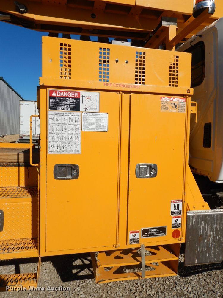 image for item DJ6947 2015 International DuraStar 4400  digger derrick truck