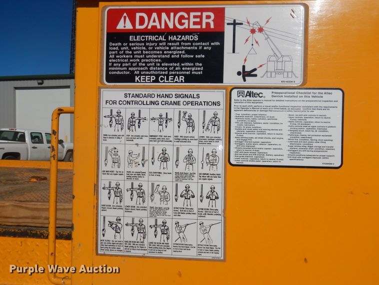 image for item DJ6947 2015 International DuraStar 4400  digger derrick truck