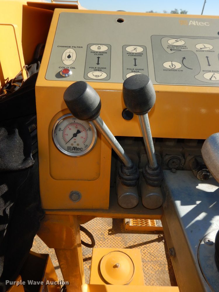 image for item DJ6947 2015 International DuraStar 4400  digger derrick truck