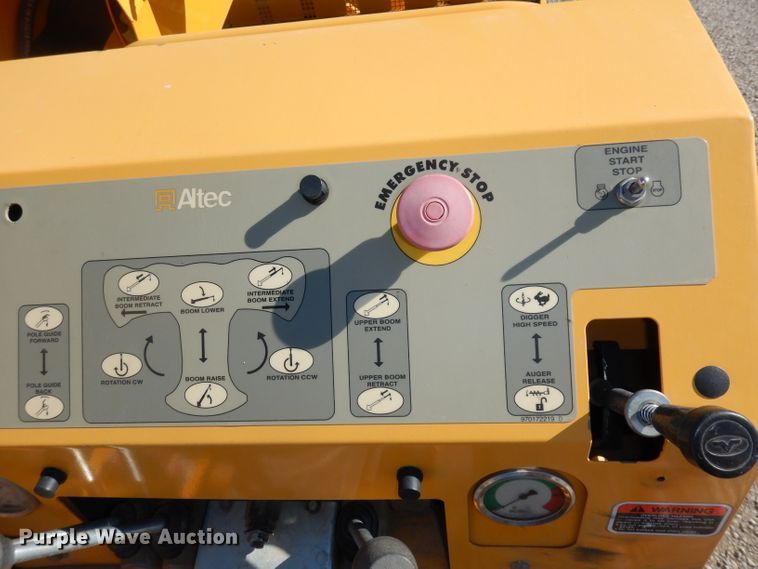 image for item DJ6947 2015 International DuraStar 4400  digger derrick truck