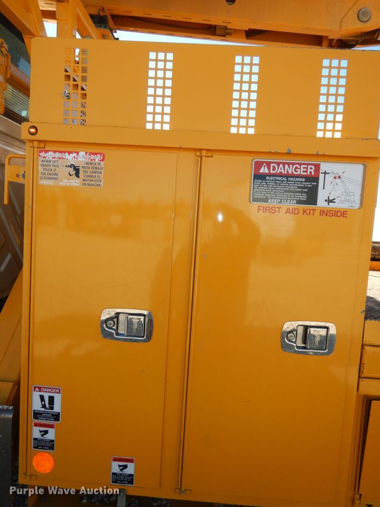 image for item DJ6947 2015 International DuraStar 4400  digger derrick truck