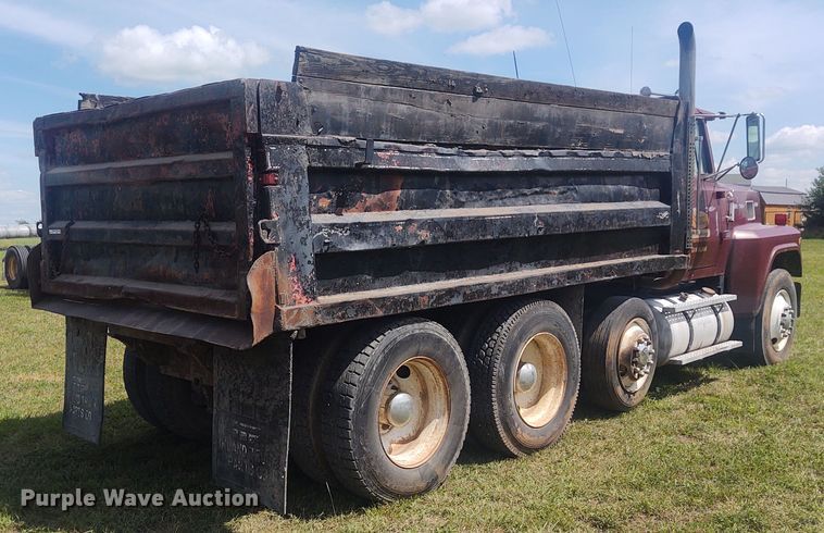 image for item EQ9403 1984 Ford LTL9000  dump truck