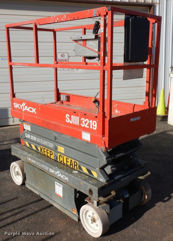 image for item EY9038 2003 Skyjack 3219  scissor lift