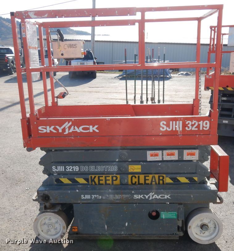 image for item EY9038 2003 Skyjack 3219  scissor lift