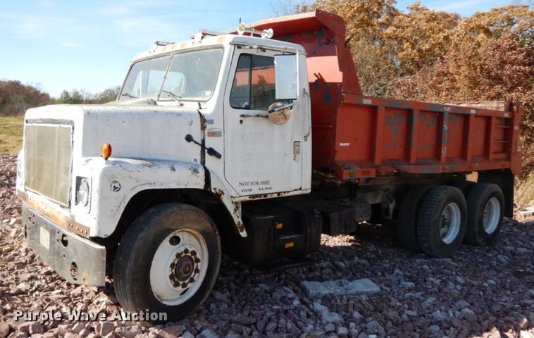 image for item FG9660 1984 International F2275   dump truck
