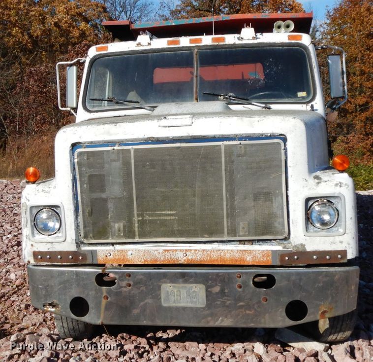 image for item FG9660 1984 International F2275   dump truck