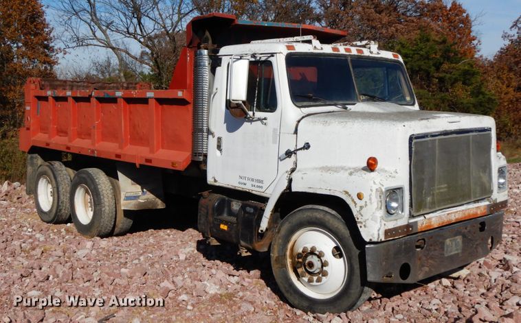 image for item FG9660 1984 International F2275   dump truck