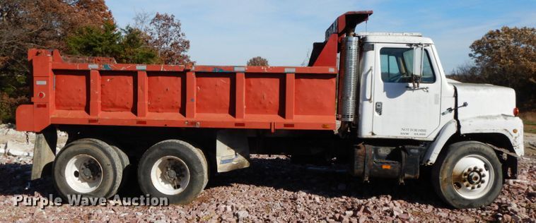 image for item FG9660 1984 International F2275   dump truck