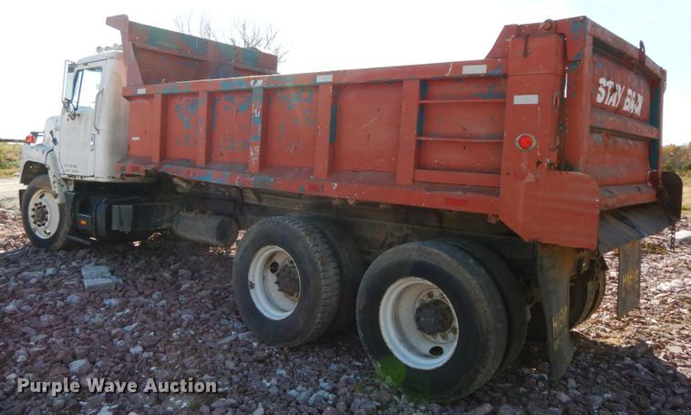 image for item FG9660 1984 International F2275   dump truck