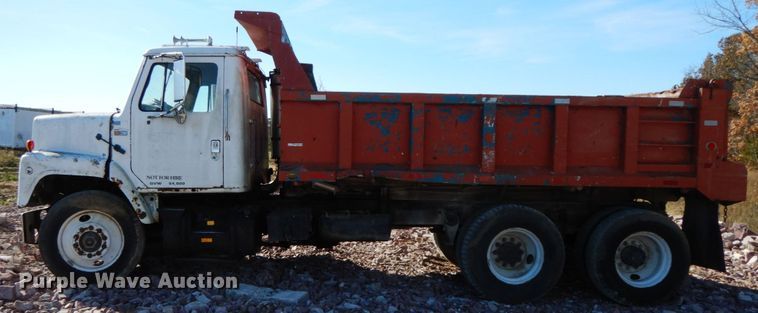 image for item FG9660 1984 International F2275   dump truck
