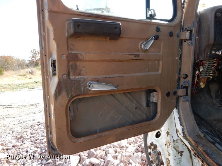 image for item FG9660 1984 International F2275   dump truck