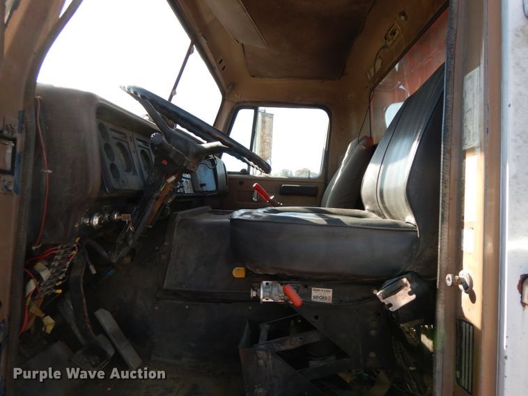 image for item FG9660 1984 International F2275   dump truck