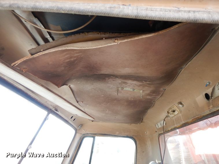 image for item FG9660 1984 International F2275   dump truck