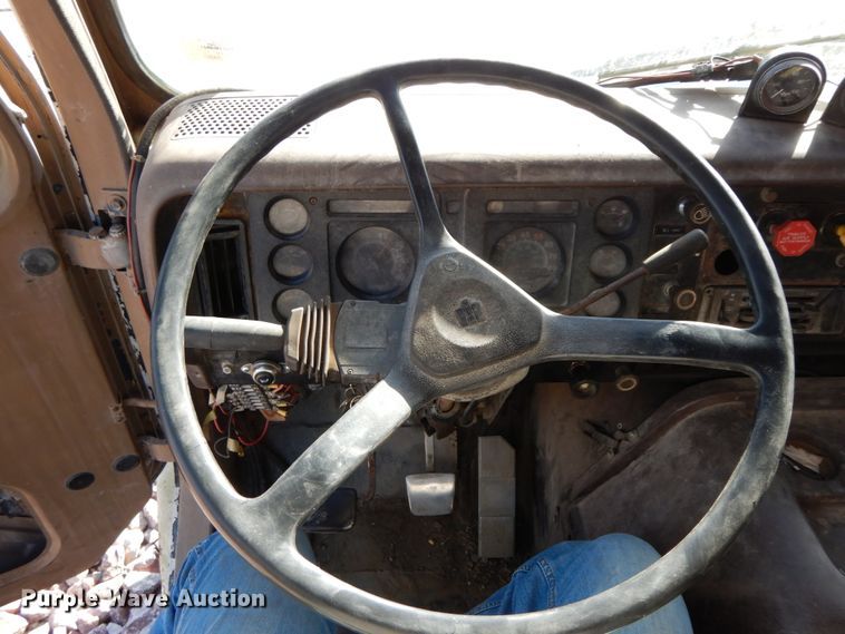 image for item FG9660 1984 International F2275   dump truck