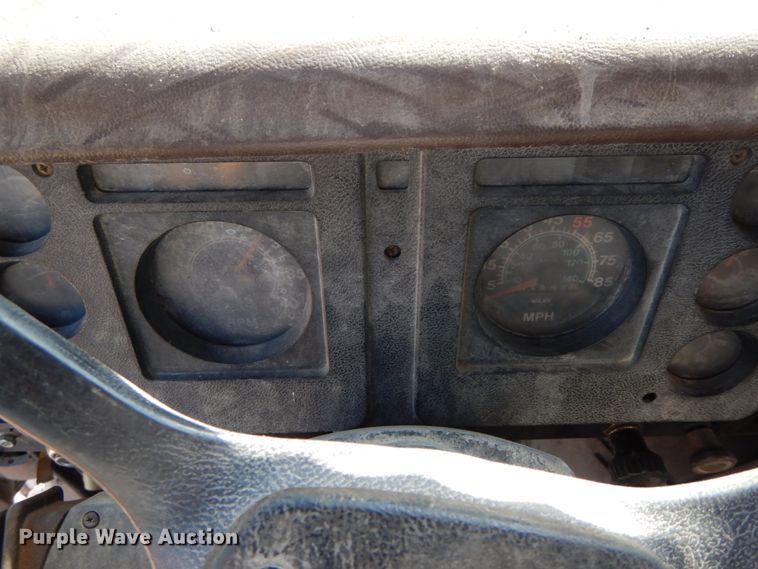 image for item FG9660 1984 International F2275   dump truck