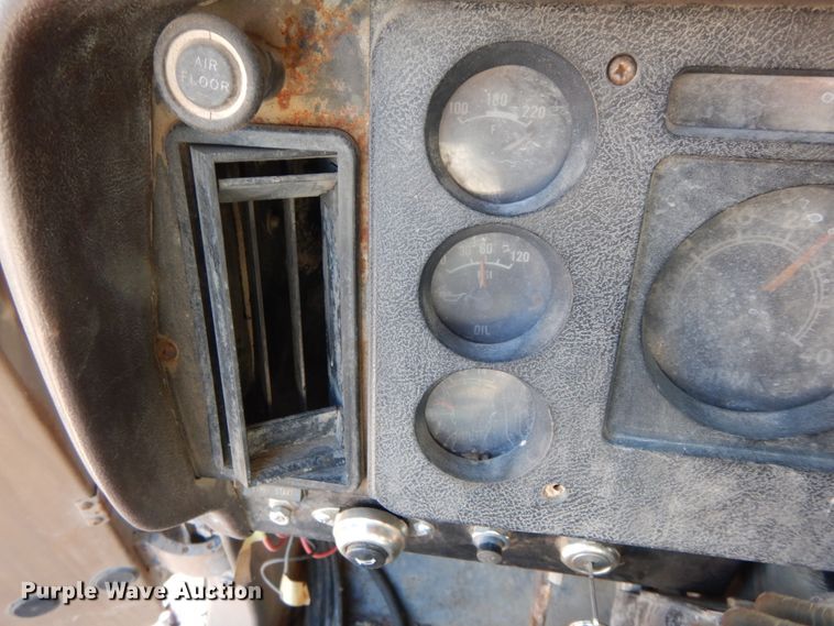 image for item FG9660 1984 International F2275   dump truck