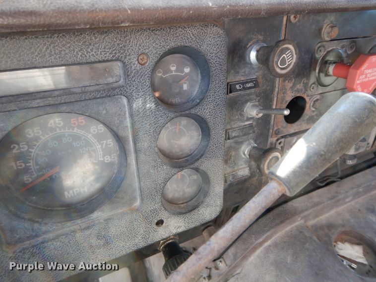 image for item FG9660 1984 International F2275   dump truck