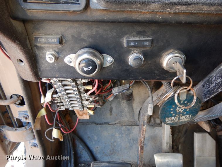 image for item FG9660 1984 International F2275   dump truck