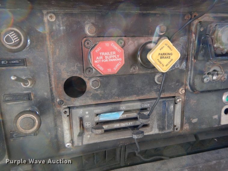 image for item FG9660 1984 International F2275   dump truck