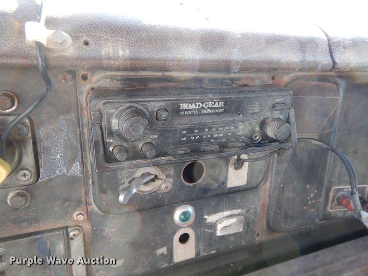 image for item FG9660 1984 International F2275   dump truck