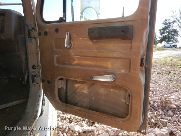 image for item FG9660 1984 International F2275   dump truck