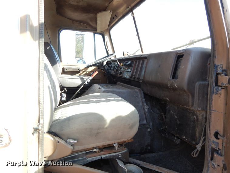 image for item FG9660 1984 International F2275   dump truck