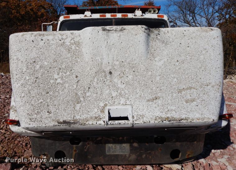 image for item FG9660 1984 International F2275   dump truck