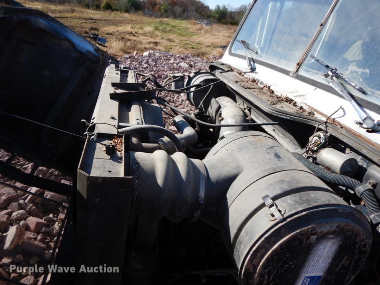 image for item FG9660 1984 International F2275   dump truck