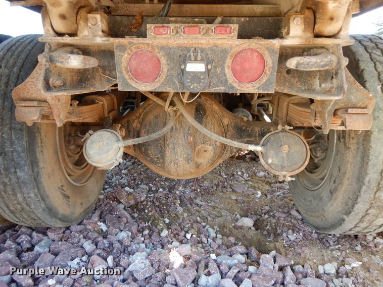 image for item FG9660 1984 International F2275   dump truck