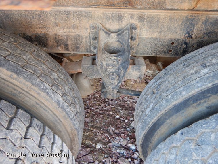 image for item FG9660 1984 International F2275   dump truck