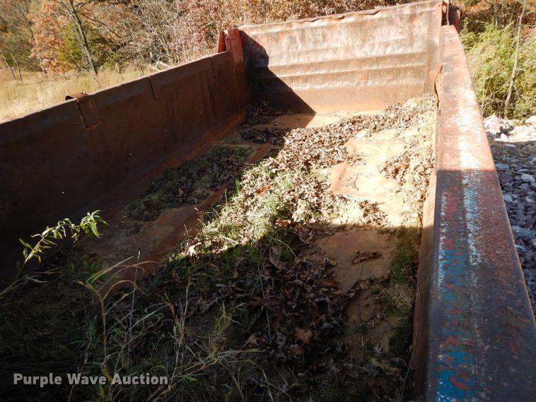 image for item FG9660 1984 International F2275   dump truck