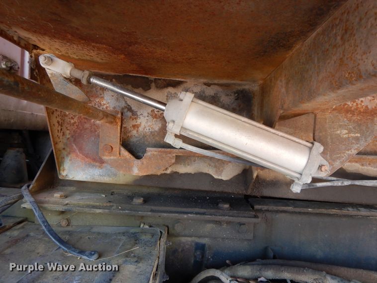 image for item FG9660 1984 International F2275   dump truck