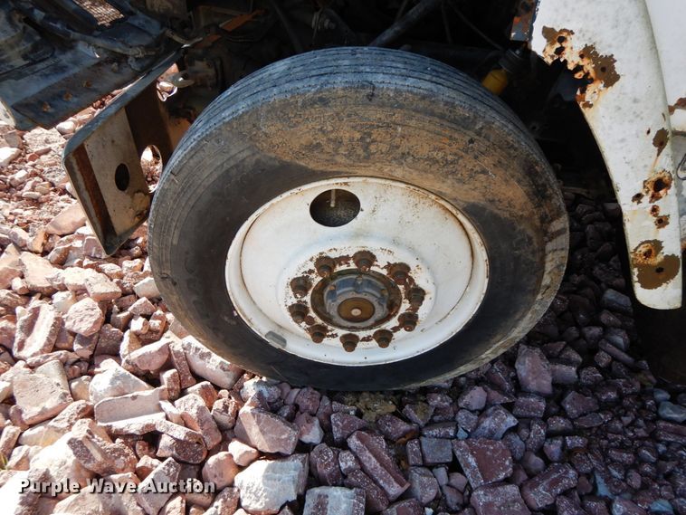 image for item FG9660 1984 International F2275   dump truck