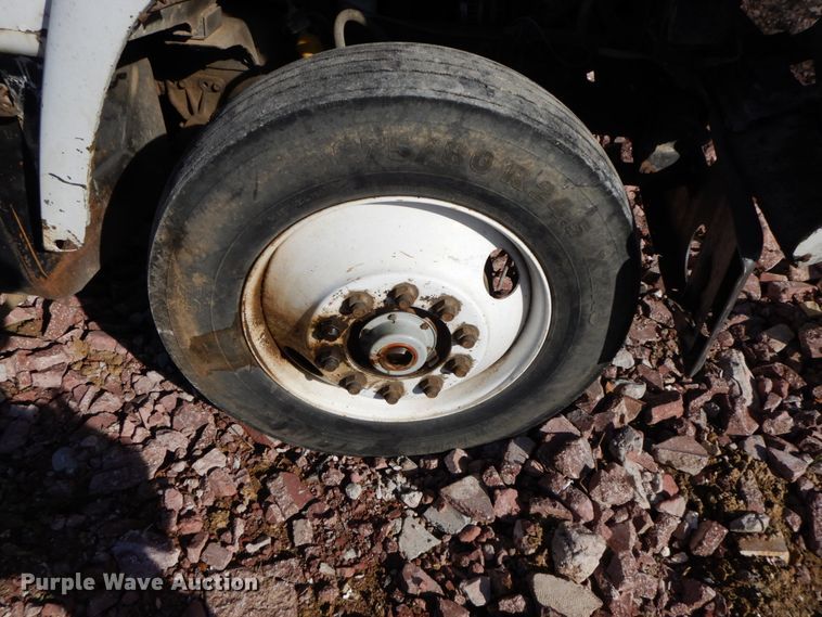 image for item FG9660 1984 International F2275   dump truck