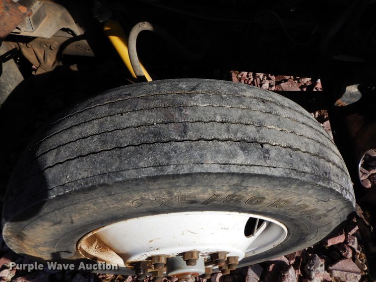 image for item FG9660 1984 International F2275   dump truck