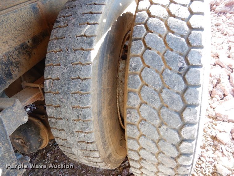 image for item FG9660 1984 International F2275   dump truck