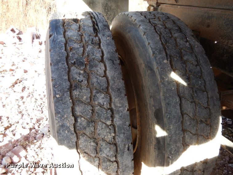 image for item FG9660 1984 International F2275   dump truck