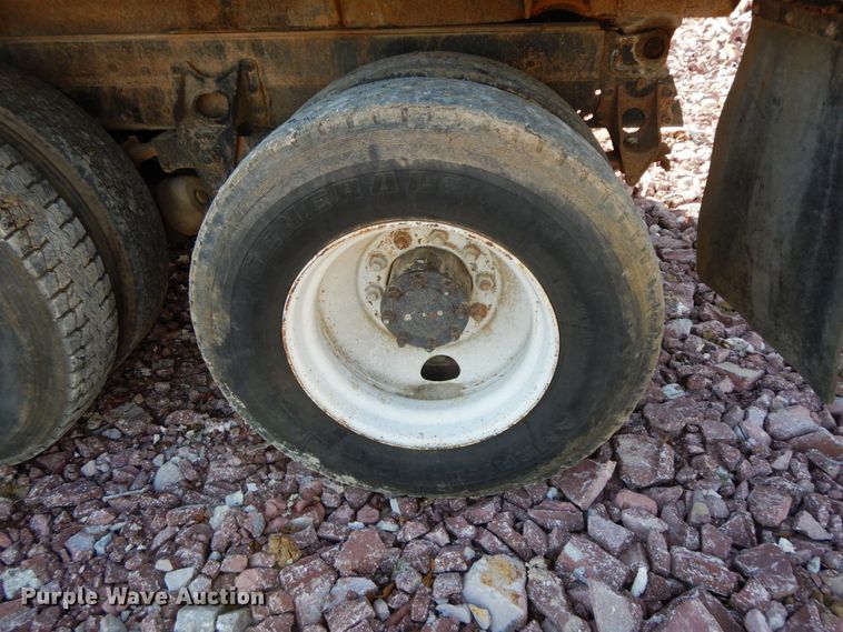 image for item FG9660 1984 International F2275   dump truck