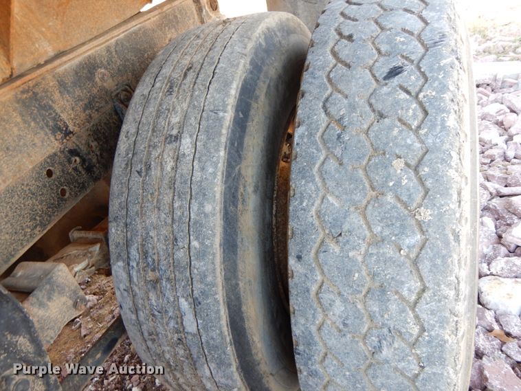 image for item FG9660 1984 International F2275   dump truck